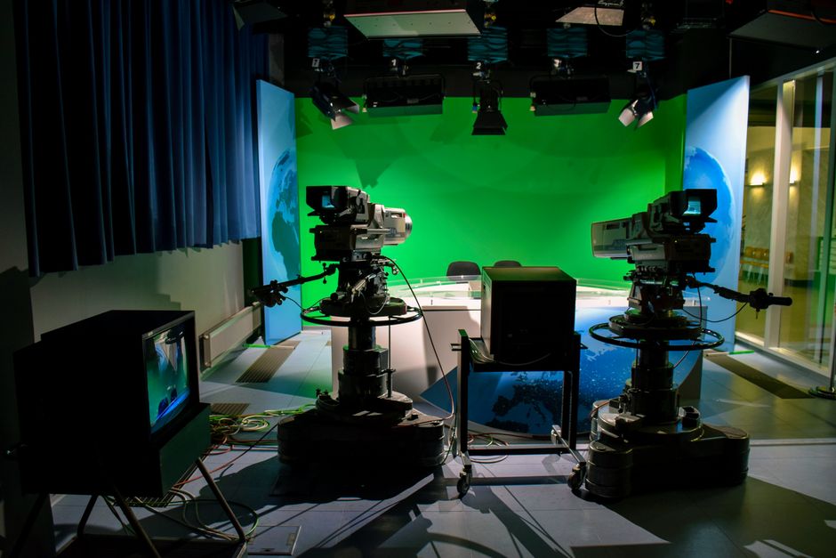 Sala de edición con monitores y sistema de gestión de medios